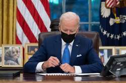 Джо Байден скасував відразу сім указів, які підписав його попередник