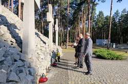   Національний історико-меморіальний заповідник «Биківнянські могили», де  поховано близько 100 тисяч репресованих комуністичною владою   