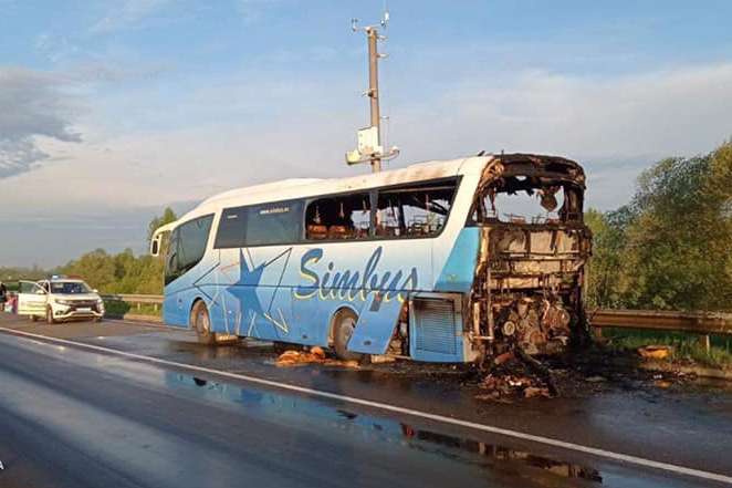 На Львівщині під час руху загорівся автобус з двома десятками людей (фото)
