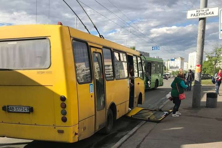У Києві маршрутка «загубила» двері