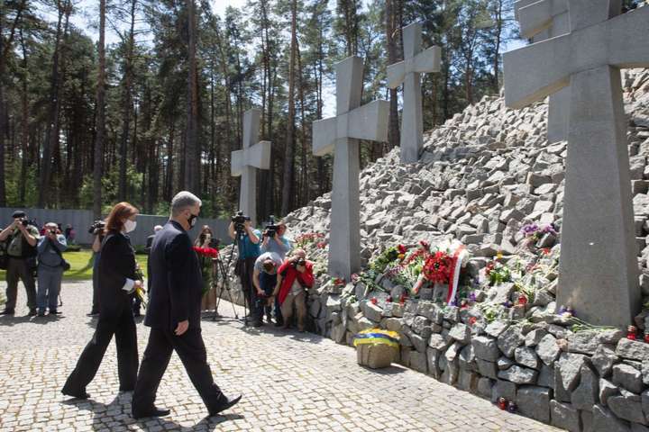 Депутати від «Європейської солідарності» вшанували памʼять жертв репресій у Биківні (фото)