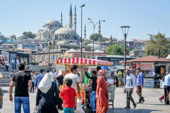 Турция ослабляет карантин, но комендантский час остается