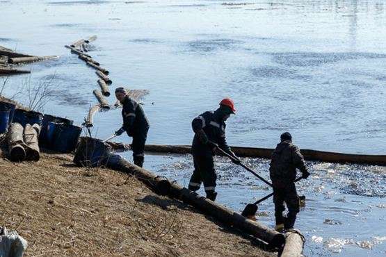 Аварія на нафтопроводі в Росії: тонни нафти пливуть до Баренцового моря