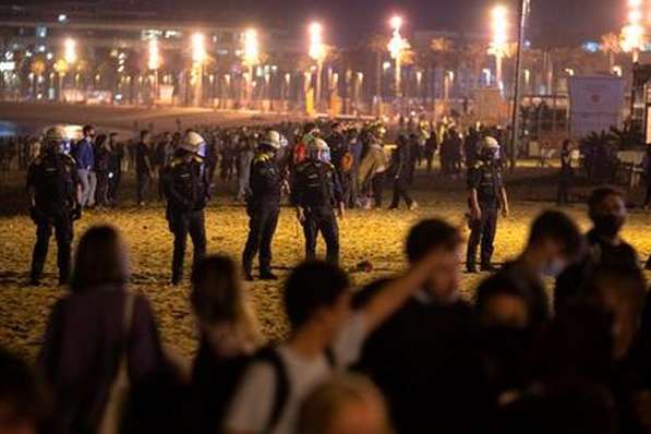 Поліція розігнала у Барселоні тисячі людей, які святкували послаблення карантину