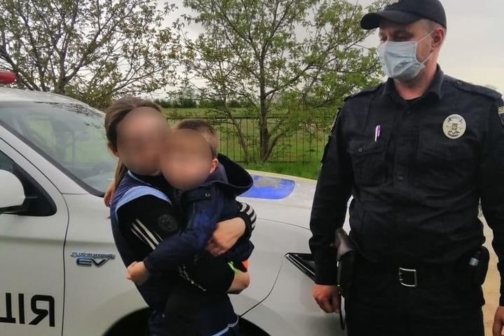 На Миколаївщині поліція шукала хлопчика, який тим часом спав у шафі вдома