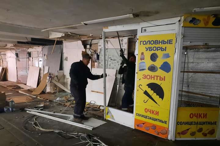 Із двох підземок у центрі Києва комунальники прибрали понад 80 МАФів (фото)