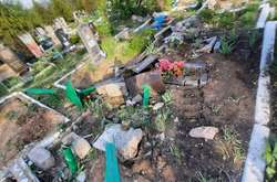 На окупованій Луганщині бойовики танком зруйнували могили на кладовищі