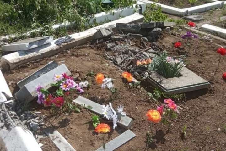 На оккупированной Луганщине боевики танком разрушили могилы на кладбище
