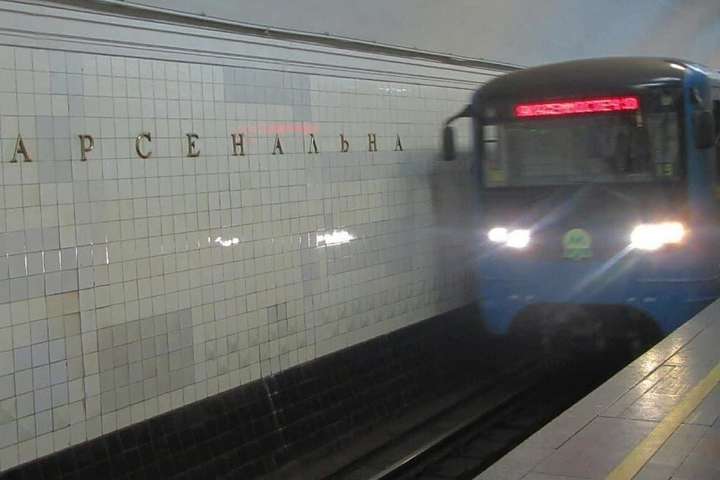 Надзвичайна подія в київському метро: рух потягів зупинено