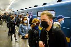 На червоній лінії метро працюють усі станції