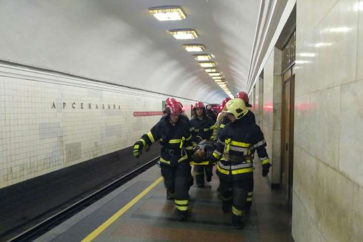 Падіння чоловіка під потяг метро: з'явилися фото й відео з місця події