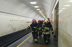 Падіння чоловіка під потяг метро: з'явилися фото й відео з місця події