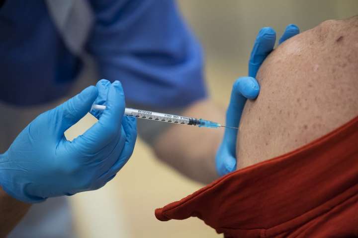У Німеччині з червня всі бажаючі зможуть вакцинуватися від коронавірусу