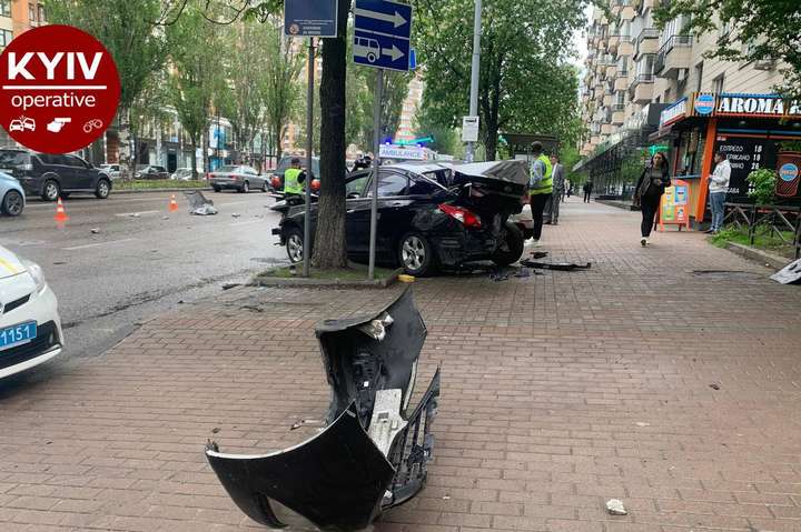 Серйозна ДТП у центрі Києва: Toyota викинула Hyundai на тротуар (фото)