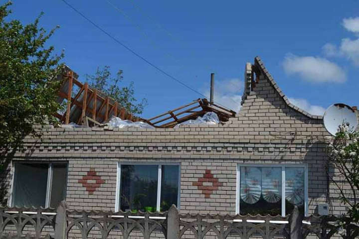 Знесені дахи і поламані дерева. Херсонщиною пронісся буревій (фото)