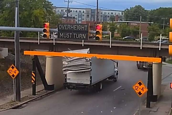 Міст «зрізав» дах у вантажівки: курйозне відео
