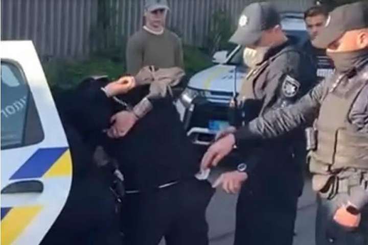 Били по голові. У Києві поліцейські затримали підлітків через гучну музику