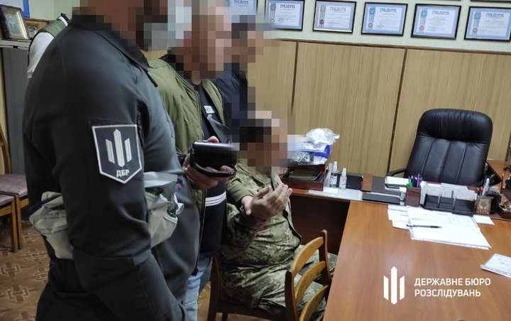 У Харкові затримали воєнкома, який за гроші «звільняв» від військової служби