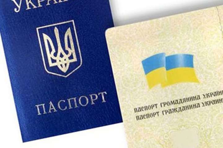 Українка викинула паспорт: прикордонники прокоментували скандал із харків'янкою