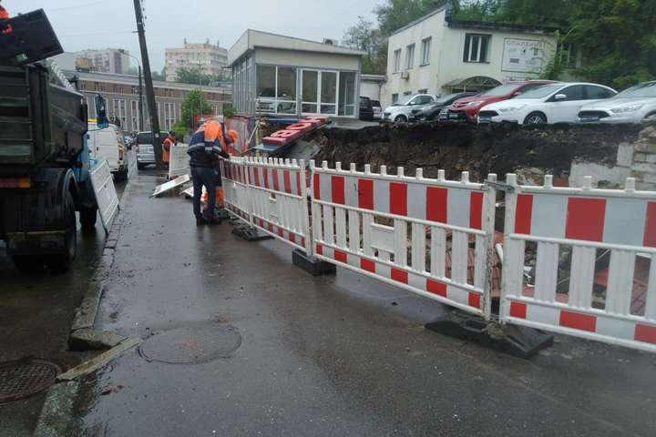 Падіння стінки, провалля на дорозі: «Київавтодор» розповів про наслідки зливи (фото)