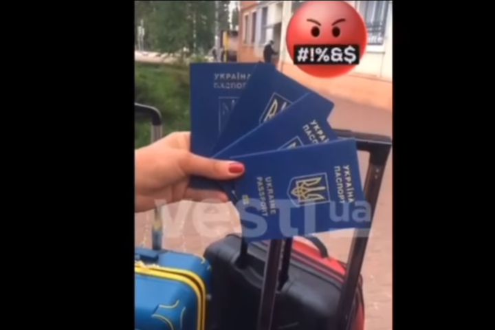 На жінку, яка з дітьми топталася по українських паспортах, склали протокол за хуліганство