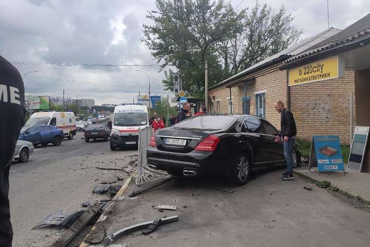 Серйозна ДТП під Києвом: одна автівка вилетіла на тротуар поряд із зупинкою (фото, відео)