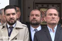  Адвокат Медведчука Богдан Коваль (зліва) разом зі своїм підзахисним 