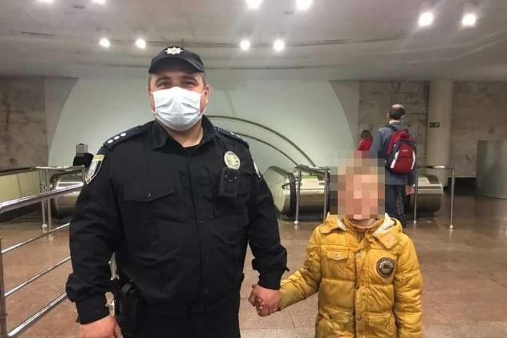 У Києві батько недогледів дитину, а поліція покарала матір. Соцмережі обурені
