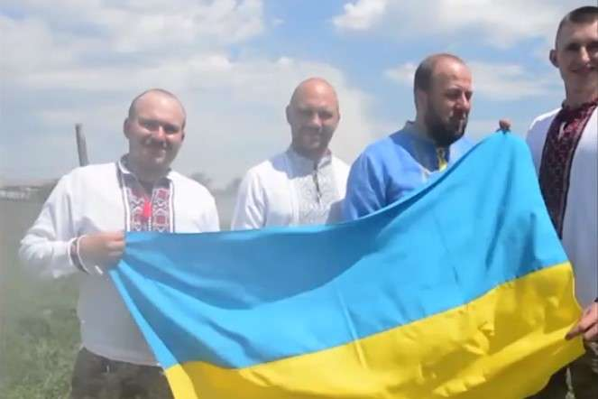 Украинские военные надели вышиванки и тронули до слез (видео)