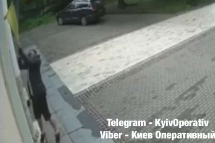 У центрі Києва невідомий зірвав державний прапор (відео)