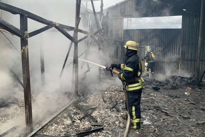 Масштабна пожежа в Києві: горів ангар (фото)