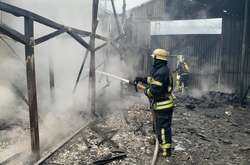 Масштабна пожежа в Києві: горів ангар (фото)