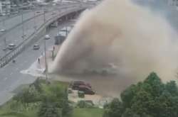 Прорив труби в Києві: грязьовий фонтан накрив автівки (фото, відео)