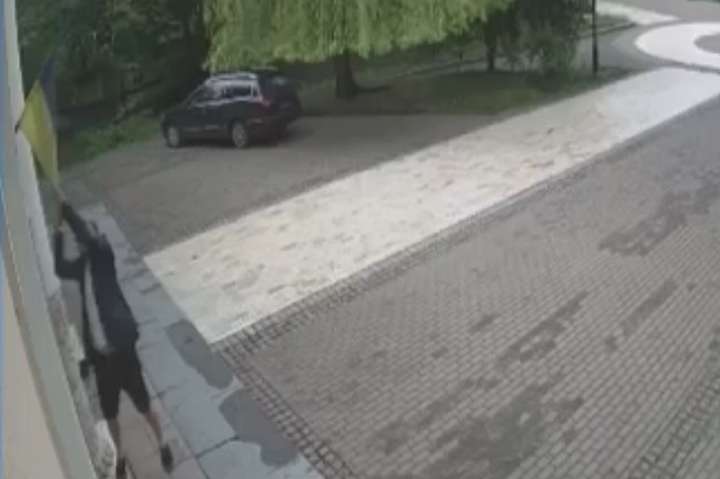 Правоохоронці знайшли молодика, що зірвав прапор у центрі Києва (відео)
