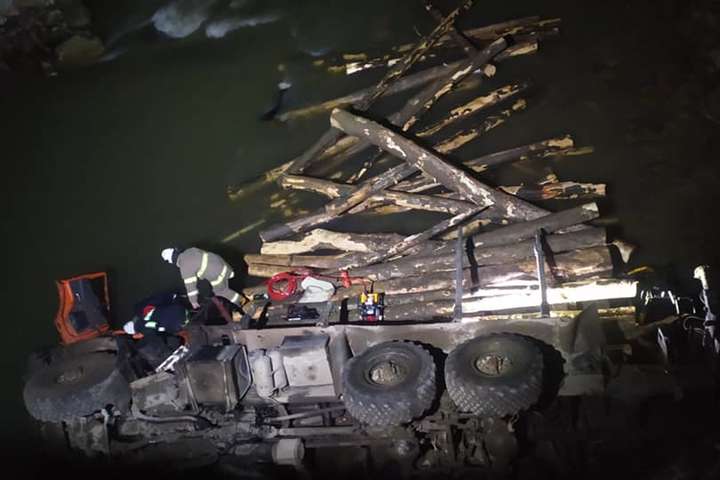 ДТП на Прикарпатті: вантажівка впала у річку, є жертви 
