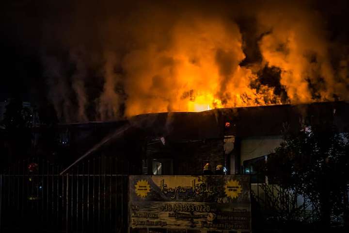Велика пожежа в Києві: вогонь вщент знищив кафе (фото)