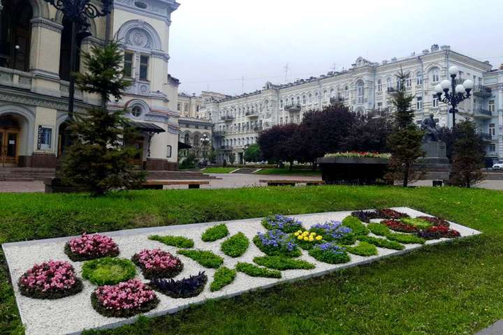 Київ увібрався у квіткові вишиванки (фото)