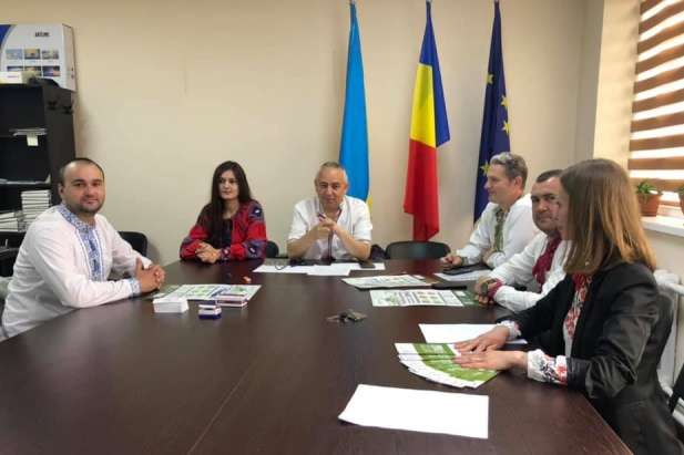 У кабінеті голови закарпатської громади прапор Румунії посідає центральне місце (фото)
