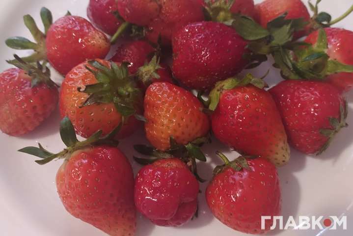Сезонна ягода: в Україні почали стрімко знижуватися ціни на полуницю 