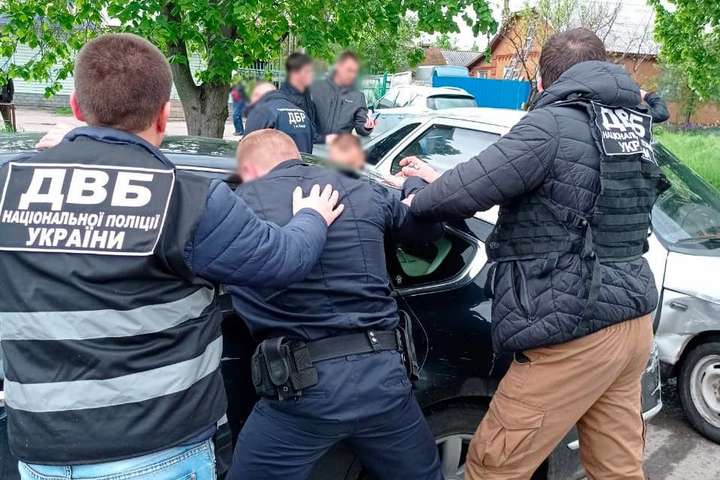 На Чернігівщині двох патрульних затримали на хабарі