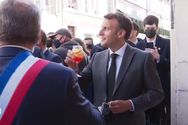 Президент Франції під український тост відсвяткував відкриття ресторанів після карантину (відео)