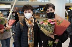 У аеропорту Амстердама Go_A проводжали з квітами і подарунками