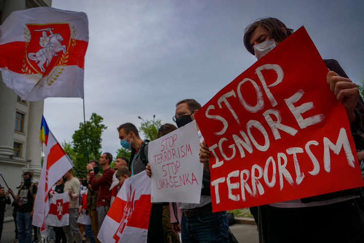 Українці вийшли на акцію під МЗС через затримання білоруського опозиціонера