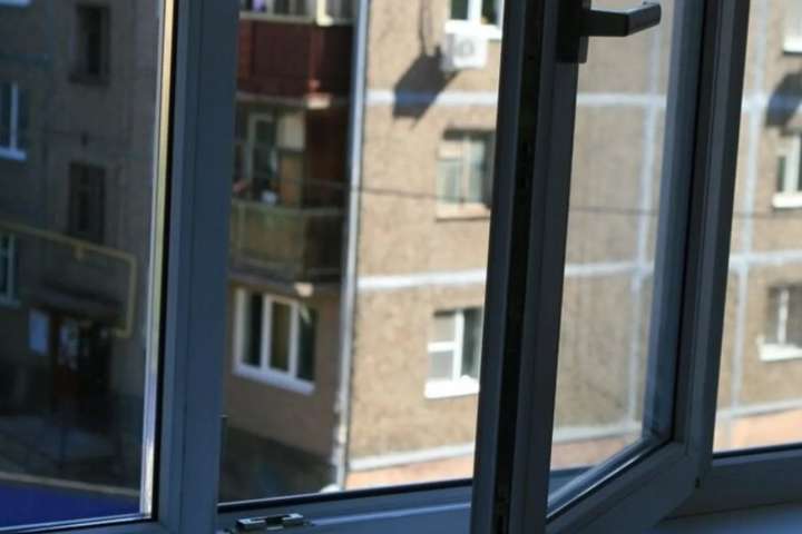 В Івано-Франківську з вікна багатоповерхівки випала неповнолітня