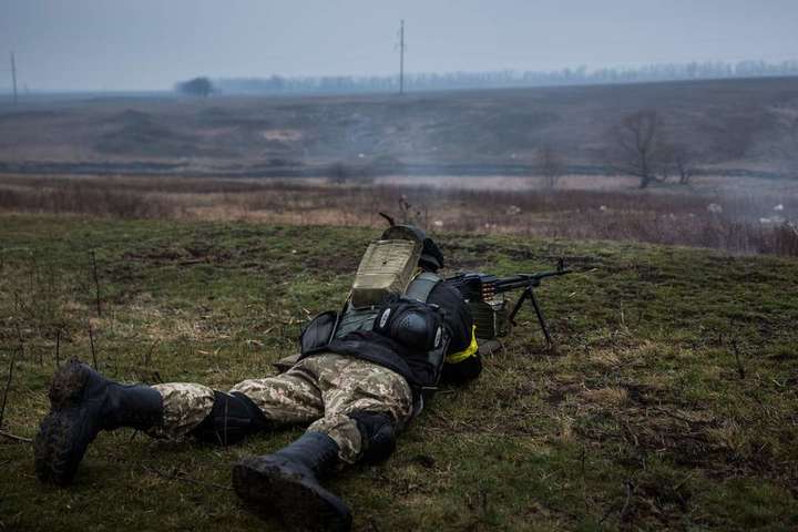 За добу на Донбасі зафіксовано шість ворожих обстрілів, поранено військового