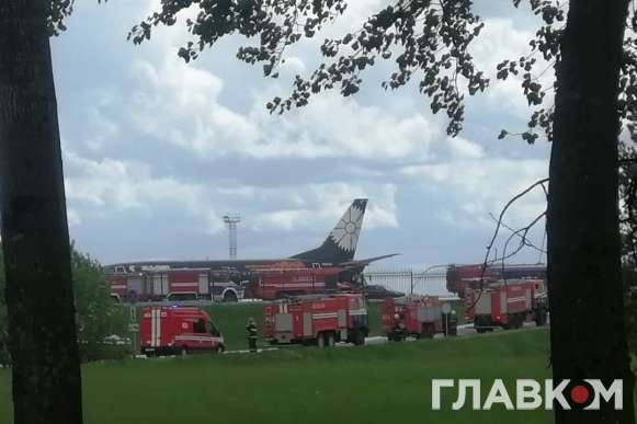 До Мінського аеропорту прибуло багато пожежних машин - Літак Ryanair, що прямував до Вільнюса, зробив екстрену посадку у Білорусі