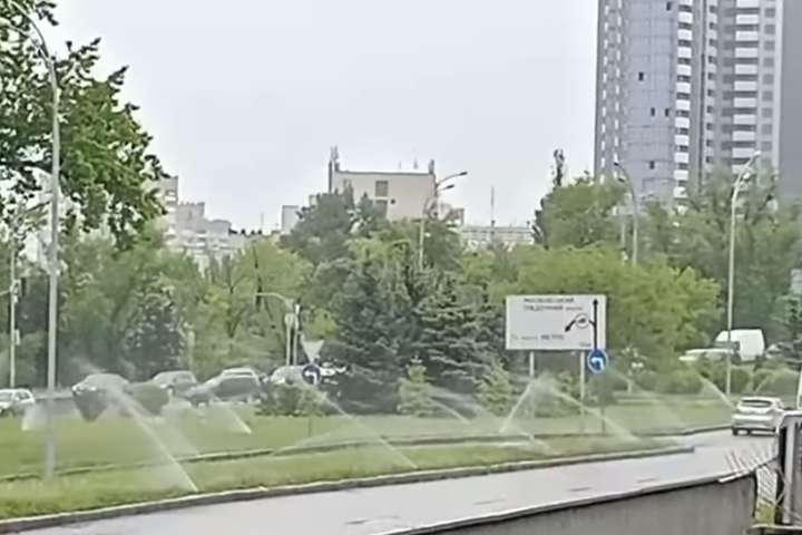 У Києві періщить дощ, а комунальники поливають газони (відео)