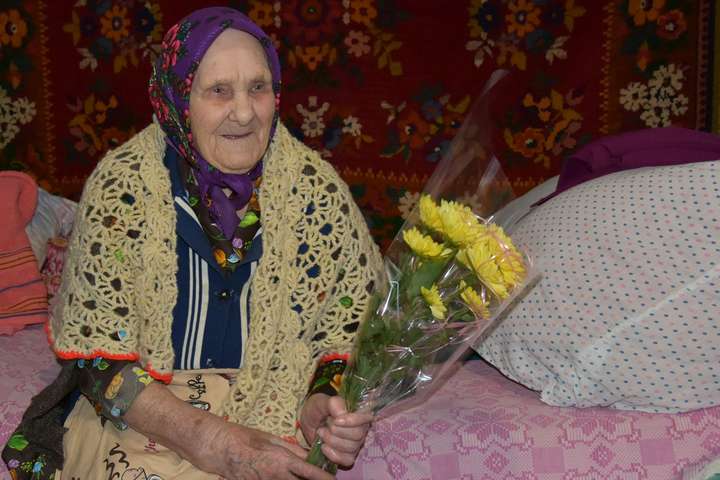 «Щастя, коли в тебе стільки спадкоємців». Одна з найстаріших українок відзначила 108-річчя (фото)