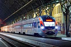 Експрес проходить через Калуш, Долину, Моршин, Стрий, Львів, Підзамче, Радехів, Стоянів, Горохів та Луцьк