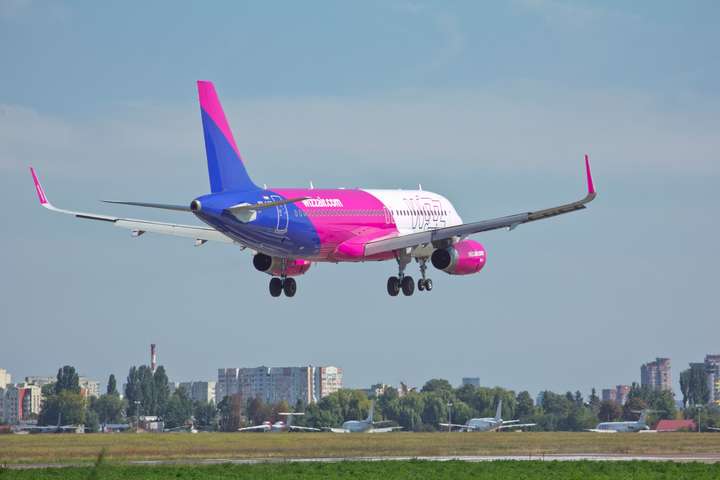 Провідна авіакомпанія, що виконує рейси з України, почала оминати Білорусь